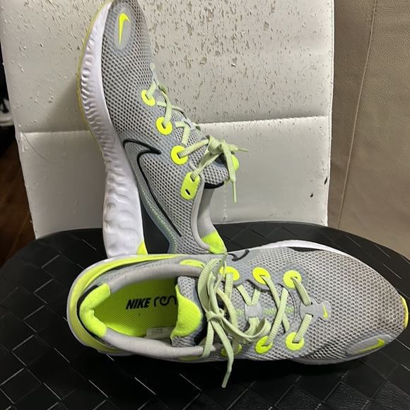 Nike size 10, grey colour with a touch of lemon green and black - Picture 3 of 7